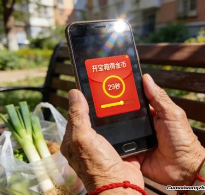 小区王大妈为了那个转圈的金币把红烧肉都给炖糊了，这到底图个啥？