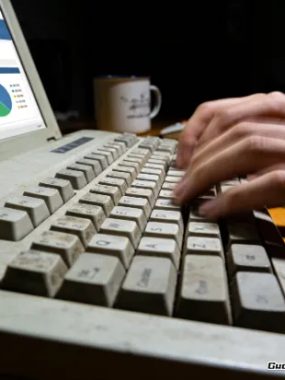 一个人0资金怎么创业？我靠烂键盘敲出月入5万的绝境逆袭