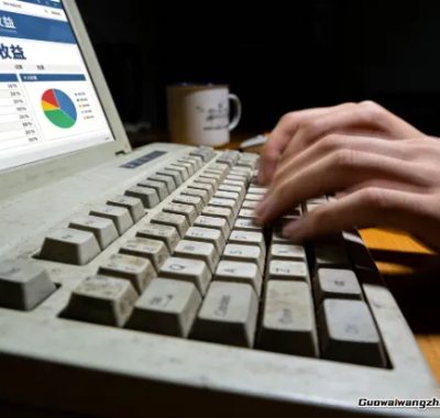 一个人0资金怎么创业？我靠烂键盘敲出月入5万的绝境逆袭