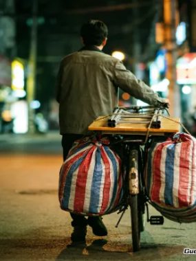 午夜地铁口，他用一袋洗衣液换你手机里的一个App图标