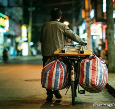 午夜地铁口，他用一袋洗衣液换你手机里的一个App图标