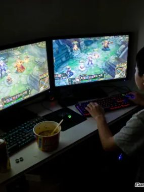 别信那些玩游戏年入百万的神话，我哥们儿的电费单比收益单还长