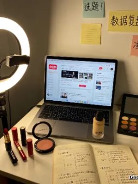 我邻居的美妆博主闺蜜，月入五万，却劝我千万别辞职