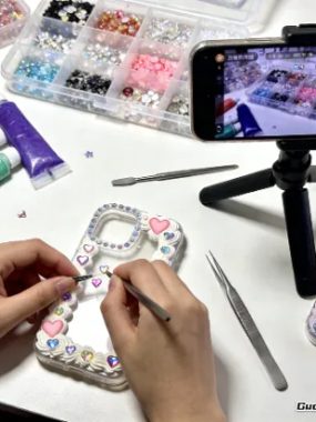 在小红书假装生活，我的表妹是怎么月入过万的